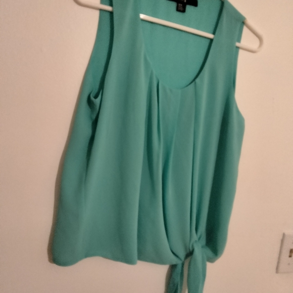 Excellent condition cute top all items marked $10 or less r 10 for $25 - Picture 2 of 5